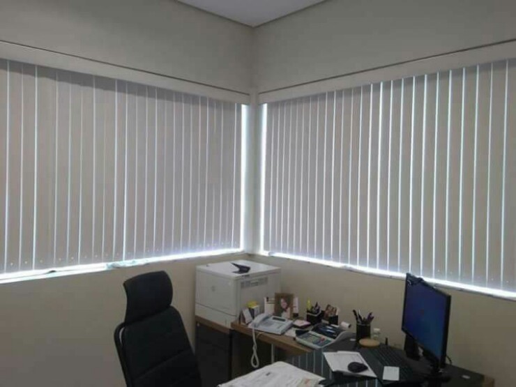 PERSIANA VERTICAL DE TECIDO RESINADO BLACKOUT