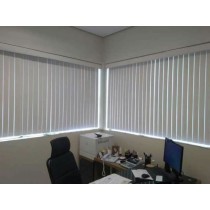 PERSIANA VERTICAL DE TECIDO RESINADO BLACKOUT