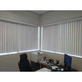PERSIANA VERTICAL DE TECIDO RESINADO BLACKOUT