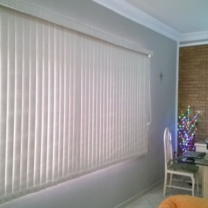 PERSIANA VERTICAL DE TECIDO RUSTICO BLACKOUT